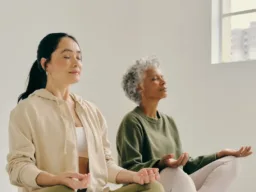 Image de deux personnes méditant. L'image représente la méditation et l'hypnose comme des pratiques de relaxation et de bien-être.