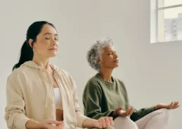 Image de deux personnes méditant. L'image représente la méditation et l'hypnose comme des pratiques de relaxation et de bien-être.